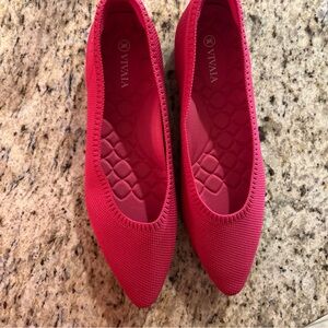 Vivaia Aria pointy toe flats. Hot pink size 40(9-9.5) NWOB. Great color!